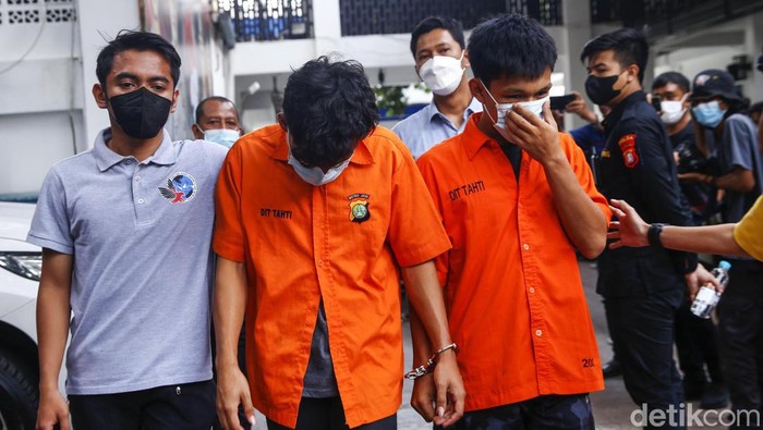 Kabid Humas Polda Metro Jaya Kombes. Pol. Endra Zulpan, memberikan keterangan kepada awak media terkait pengagalan penyelundupan ganja oleh Ditresnarkoba Polda Metro Jaya, Jakarta, Rabu (2/11/2022). Subdit Ditresnarkoba Polda Metro Jaya berhasil melakukan pengungkapan dan penangkapan terhadap pelaku kasus peredaran Narkotika jenis ganja seberat 112 kilogram dari jaringan lintas Sumatera-Jawa.
