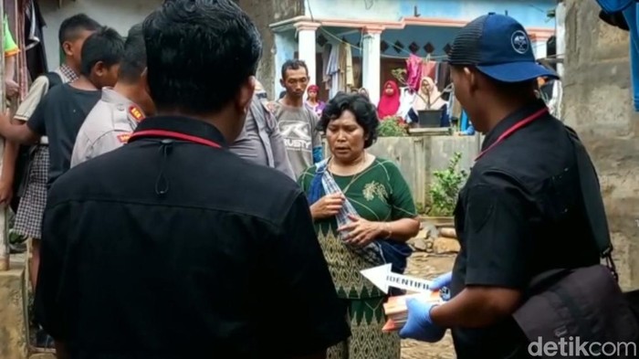 Polisi lakukan olah TKP dan rekonstruksi kasus pria mengamuk di Pasuruan tusuk tetangga hingga tewas.
