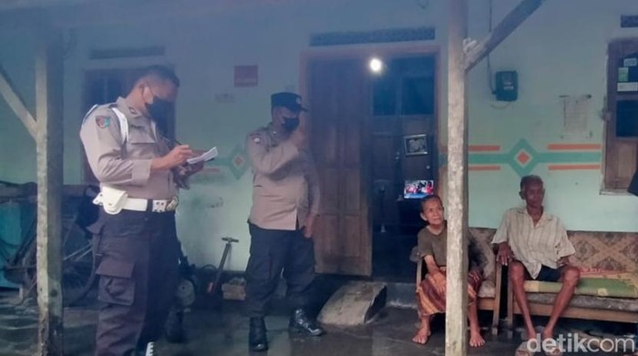 Polisi mengecek lokasi pencurian berkedok memberi bantuan di Klaten, Rabu (2/11/2022).