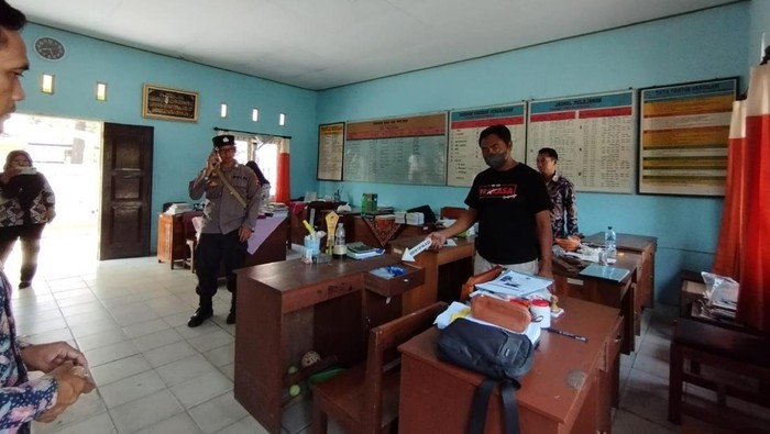 Polisi menggelar olah TKP di SD Tamansari Blora.