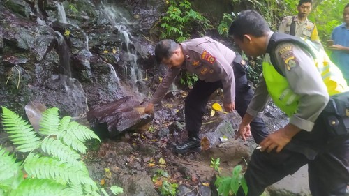 Polsek Sukasada saat melakukan olah TKP turis AS terpeleset di tebing Air Terjun Aling-Aling Desa Sambangan, Kecamatan Sukasada, Kabupaten Buleleng, Bali, Rabu (2/11/2022).