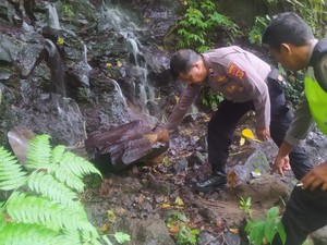 Bule di Bali Naik Tebing Air Terjun, Jatuh Kepeleset Kakinya Putus!