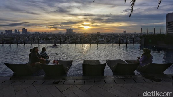 Hotel ini terletak di bagian barat Jakarta, lebih tepatnya di pusat kawasan Glodok. Meski berada di kawasan padat penduduk, namun lokasi hotel ini tak tertutupi oleh gedung-gedung tinggi. Sehingga pemandangan di sekitar hotel dapat dengan mudah terlihat. Â Hotel ini terletak di bagian barat Jakarta, lebih tepatnya di pusat kawasan Glodok. Meski berada di kawasan padat penduduk, namun lokasi hotel ini tak tertutupi oleh gedung-gedung tinggi. Sehingga pemandangan di sekitar hotel dapat dengan mudah terlihat. Â