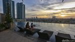 Hotel di Glodok Ini Suguhkan Pesona Senja dari Infinity Pool