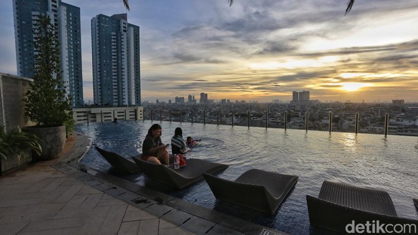 Hotel di Glodok Ini Suguhkan Pesona Senja dari Infinity Pool