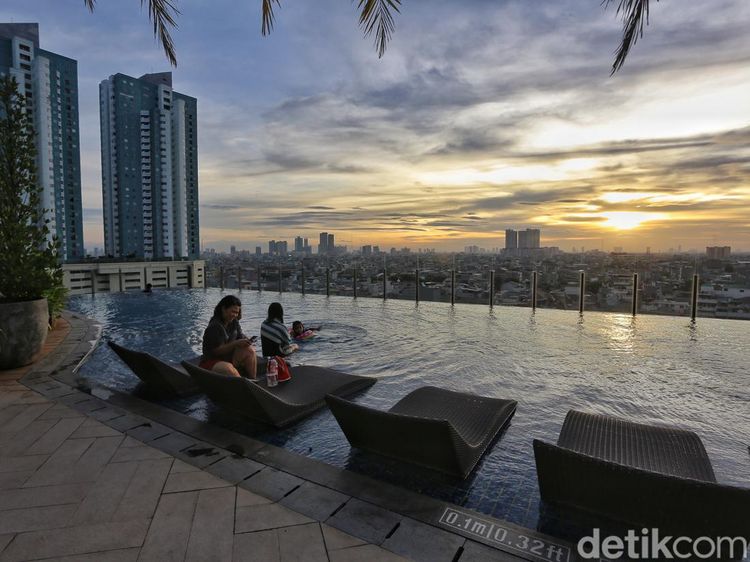 Hotel di Glodok Ini Suguhkan Pesona Senja dari Infinity Pool
