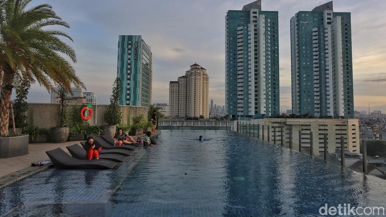 Penampakan kolam renang di Holiday Inn & Suites Jakarta Gajah Mada, Glodok, Jakarta Barat.