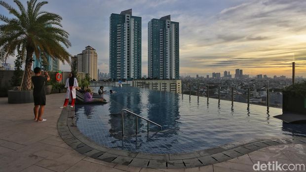 Penampakan kolam renang di Holiday Inn & Suites Jakarta Gajah Mada, Glodok, Jakarta Barat.