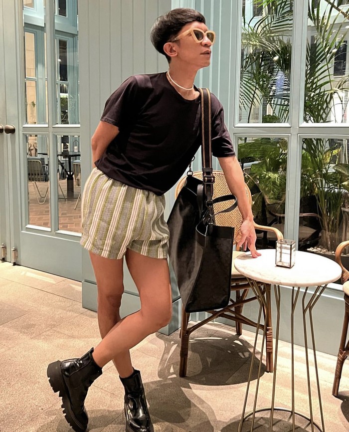 Pose Nyentrik Aming Saat Minum Kelapa dan Nongkrong di Kafe Pose Nyentrik Aming Saat Minum Kelapa dan Nongkrong di Kafe
