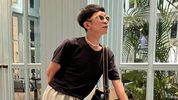 Pose Nyentrik Aming Saat Minum Kelapa dan Nongkrong di Kafe