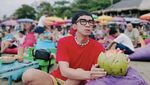 Pose Nyentrik Aming Saat Minum Kelapa dan Nongkrong di Kafe