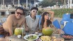 Pose Nyentrik Aming Saat Minum Kelapa dan Nongkrong di Kafe