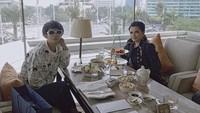 Tampil cukup kasual dengan sweater dan kacamata hitam, Aming pun menikmati tea time bersama temannya di kafe. Foto: Instagram @amingisback