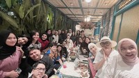 Aming bersama rombongan teman-temannya lagi kumpul nih di kafe. Mereka terlihat sedang menikmati kue dan minuman manis ya? Foto: Instagram @amingisback
