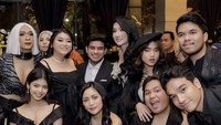 Ternyata, Aming juga hadir loh ke acara ulang tahun Lucinta Luna. Ia menikmati hidangan pesta bersama teman artis lainnya. Foto: Instagram @amingisback