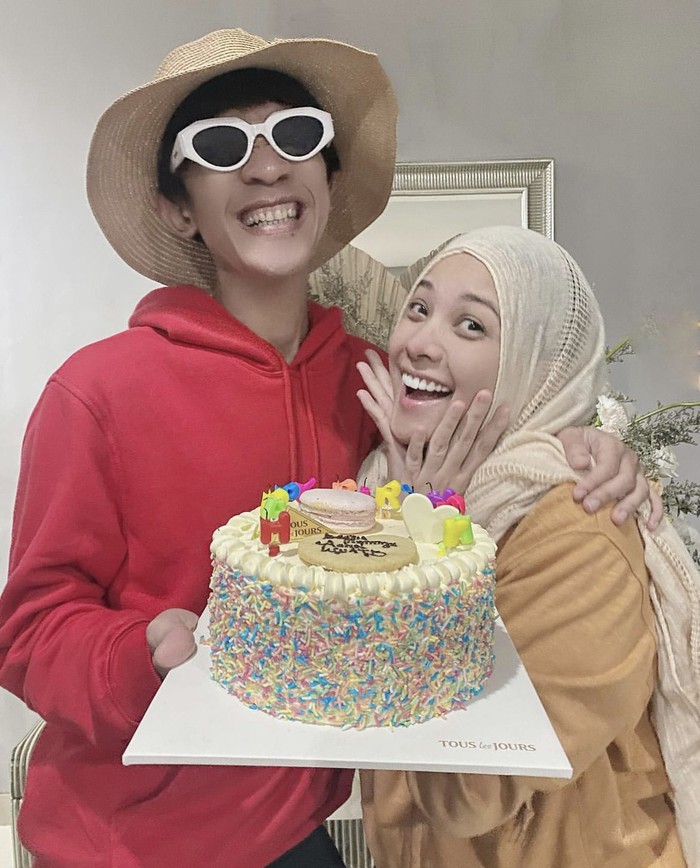 Pose Nyentrik Aming Saat Minum Kelapa dan Nongkrong di Kafe