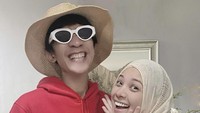 Kalau ini, Aming sedang memberi kejutan berupa kue kepada salah satu sahabatnya. Kue nya rasa apa ya? Foto: Instagram @amingisback