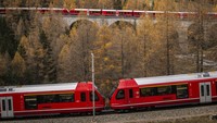 Perusahaan Kereta Api Rhaetian memecahkan rekor tersebut dengan menjalankan kereta sepanjang 1,9 kilometer (1,2 mil) di sepanjang rute Albula/Bernina dari Preda ke Berguen, Swiss. Gian Ehrenzeller/Keystone/AP Photo