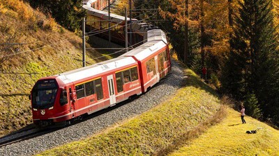 Potret Kereta Terpanjang di Dunia Meliuk-liuk di Pegunungan Swiss