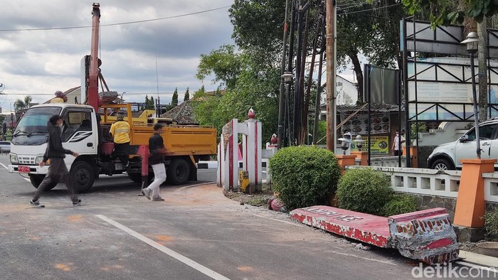 Proses evakuasi reruntuhan gapura yang tertabrak truk molen di dekat Jembatan Merah, Sleman, Rabu (2/11/2022).