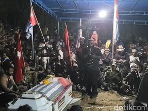 6 Fakta Bendera Bintang Kejora Tetap Berkibar saat Pemakaman Filep Karma
