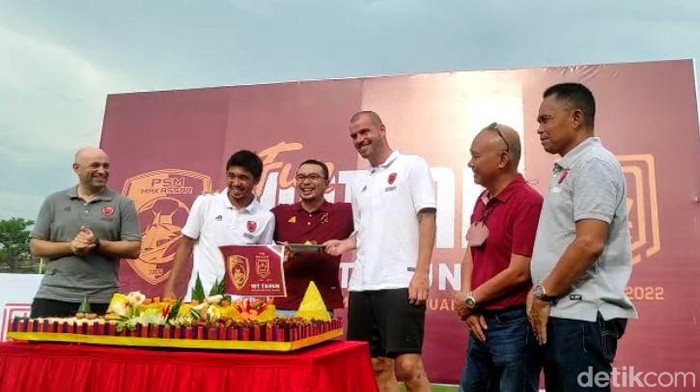 Manajemen, pemain, pelatih, dan legenda PSM Makassar merayakan HUT ke-107 dengan prosesi memotong tumpeng.