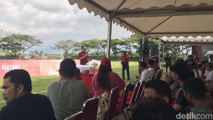 PSM Makassar merayakan HUT ke-107 dengan FUN Football dengan para legenda di Lapangan BSC Makassar