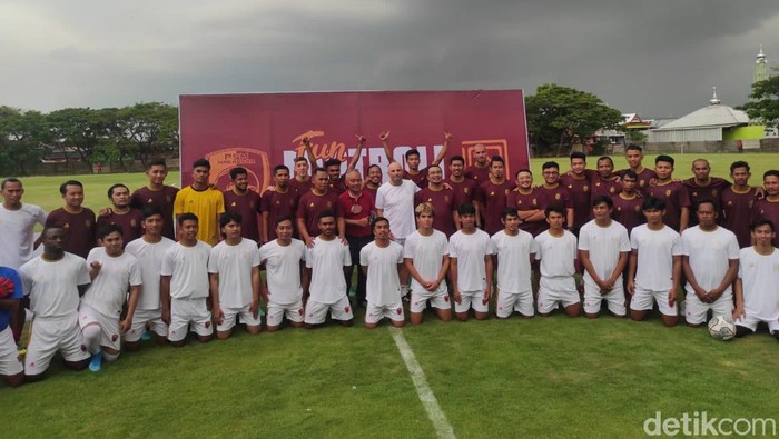 PSM Makassar merayakan HUT ke-107 dengan Fun Football bersama legenda di Lapangan Bosowa Sport Center, Makassar