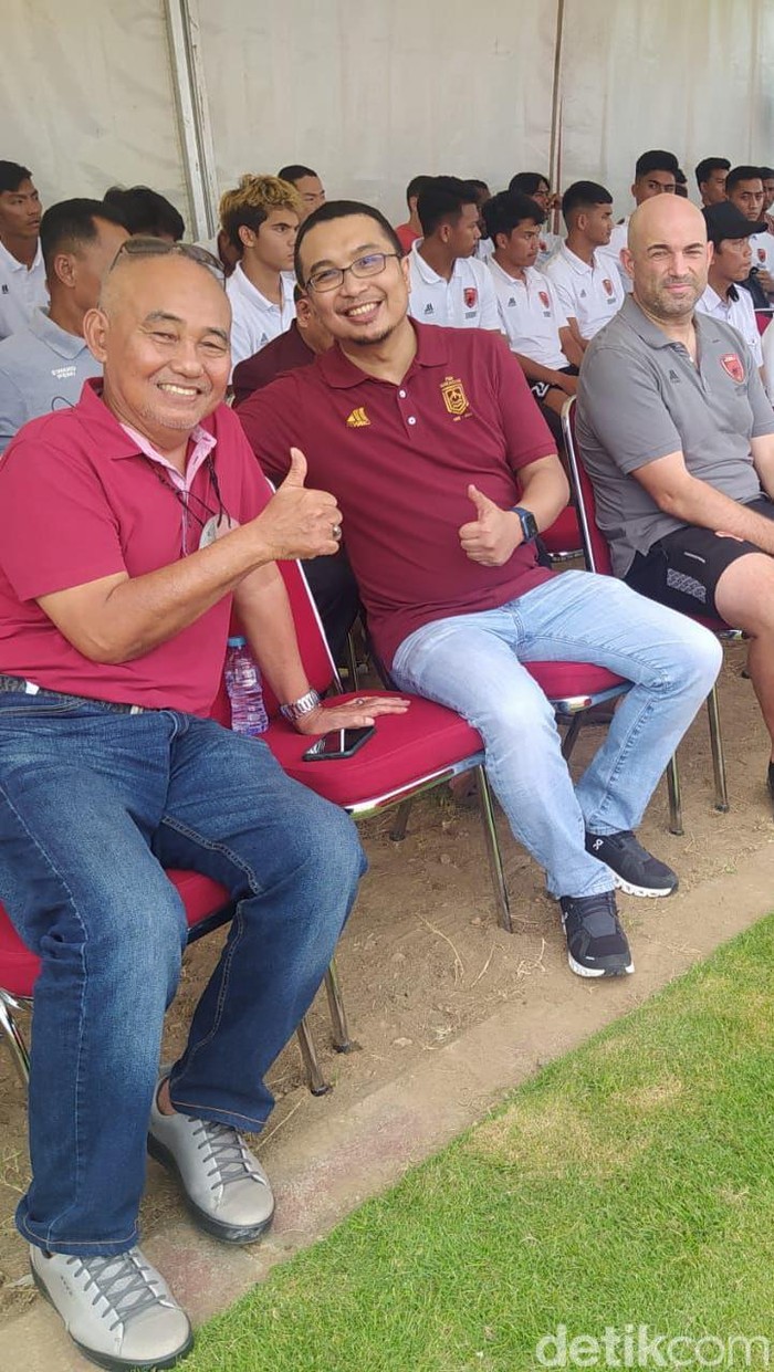 Manajemen, pemain, pelatih, dan legenda PSM Makassar merayakan HUT ke-107 dengan prosesi memotong tumpeng.