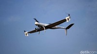 Drone itu sempat terbang berputar-putar di langit JIExpo Kemayoran.
