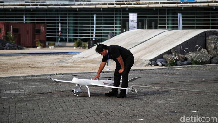 Rantis hingga Drone Unjuk Gigi di Indo Defence 2022 Indo Defence 2022 Expo & Forum resmi digelar di JIExpo Kemayoran, Jakarta Pusat, Rabu (2/11). Selain memajang, peserta juga unjuk kebolehan alutsistanya.