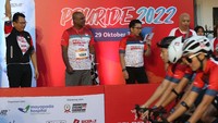 Omar Sjawaldy Anwar, Presiden Direktur Prudential Syariah bersama Premraj Thuraisingam, Chief Customer and Marketing Officer Prudential Indonesia saat melepas peserta Pruride 2022 di Halaman Gedung Sate Bandung, Jawa Barat.
