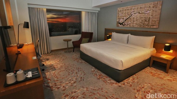 Hotel yang memiliki 442 kamar dengan berbagai tipe ini menawarkan banyak kamar dengan pemandangan kota yang ciamik. Tak hanya pemandangan di satu sisi, di kamar bertipe Premium traveler bahkan dapat melihat pemandangan kota dari dua sisi berbeda.  