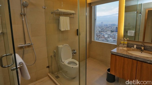 Bukan cuma dari dalam kamar, di kamar mandi pun traveler bisa menikmati pemandangan ini lho! Di Holiday Inn & Suites Jakarta Gajah Mada ini, traveler dapat staycation hingga mandi with a view. Â Bukan cuma dari dalam kamar, di kamar mandi pun traveler bisa menikmati pemandangan ini lho! Di Holiday Inn & Suites Jakarta Gajah Mada ini, traveler dapat staycation hingga mandi with a view. Â