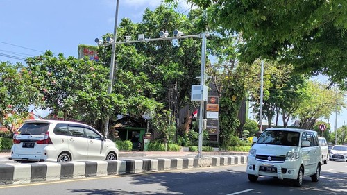 Salah kamera pengawas untuk mendukung tilang elektronik (ETLE)  di ruas Jalan Bypass Ngurah Rai, Kuta, Rabu (02/11/2022).