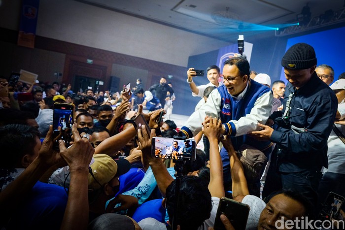 Bakal capres Anies Baswedan menghadiri deklarasi relawan IndonesiAnies di JCC Senayan, Jakarta. Anies menebar senyum saat bertemu relawan.