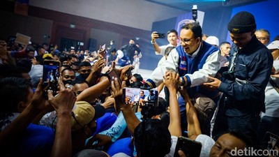 Senyum Anies Baswedan Hadiri Deklarasi Relawan IndonesiAnies