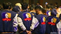 Foto Anies disematkan di jaket relawan IndonesiAnies.