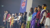 Acara ini juga dihibur oleh anak-anak kecil yang bernyanyi sembari menggunakan pakaian adat.