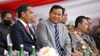 Presiden Joko Widodo (Jokowi) didampingi Menteri Pertahanan Prabowo Subianto meninjau pameran Indo Defence 2022 di JIExpo Kemayoran, Jakarta Pusat, Rabu (2/11/2022).