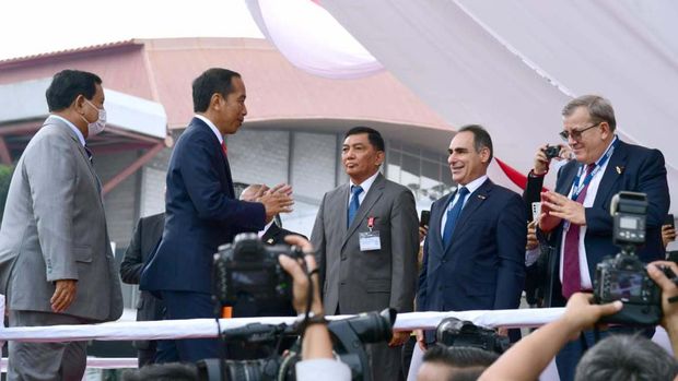 Presiden Joko Widodo (Jokowi) meninjau pameran Indo Defence 2022 didampingi Menteri Pertahanan Prabowo Subianto. Begini momennya.