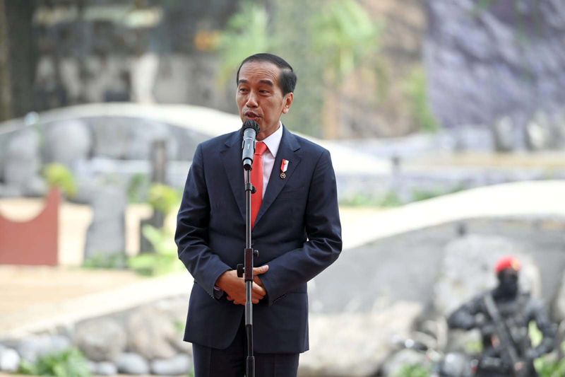 Presiden Joko Widodo (Jokowi) meninjau pameran Indo Defence 2022 didampingi Menteri Pertahanan Prabowo Subianto. Begini momennya.