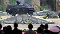 Jokowi lantas membicarakan pentingnya kerja sama dengan perusahaan dari negara lain. Dia mengatakan anggaran pertahanan di sejumlah negara naik drastis karena kemunculan teknologi militer yang baru.