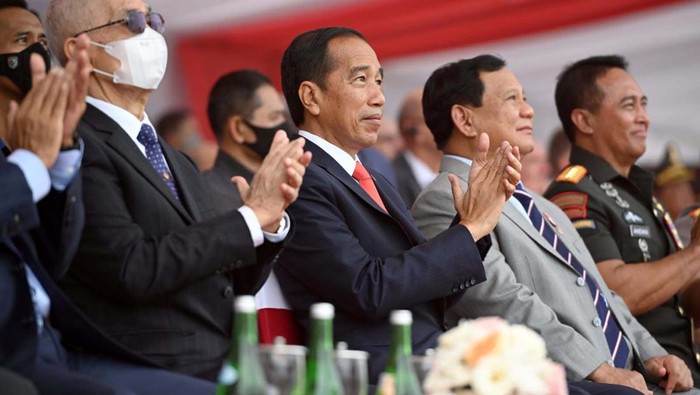 Presiden Joko Widodo (Jokowi) meninjau pameran Indo Defence 2022 didampingi Menteri Pertahanan Prabowo Subianto. Begini momennya.