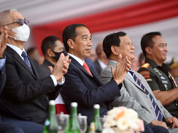Presiden Joko Widodo (Jokowi) meninjau pameran Indo Defence 2022 didampingi Menteri Pertahanan Prabowo Subianto. Begini momennya.