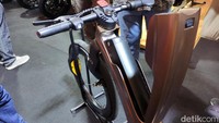 Selain digowes, sepeda canggih itu bisa melaju layaknya motor. Pabrikan membekalinya dengan motor listrik 750 W dengan baterai 48 V yang bisa melaju hingga kecepatan 40 kilometer per jam. Sementara waktu pengecasannya dari nol ke 100 persen memerlukan waktu 3 jam. (Foto: Septian Farhan Nurhuda / detik.com)