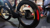 Sesuai namanya, sepeda listrik hubless buatan Amerika Serikat tersebut menggunakan powertrain e-drive yang langsung terhubung ke bagian dalam roda. Semuanya terkoneksi dan terhubung secara elektrik. (Foto: Septian Farhan Nurhuda / detik.com)