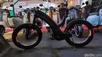 Motor listrik Reevo belum punya harga resmi, sebab baru mulai dijual tahun depan. Namun, banderolnya diprediksi Rp70-75 jutaan. Nominal tersebut setara motor sport bermesin 250 cc. (Foto: Septian Farhan Nurhuda / detik.com)