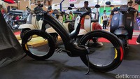 Reevo dilengkapi motion sensor yang bisa mendeteksi siang dan malam. Ketika gelap, lampu di sepeda akan menyala. Sementara saat terang, otomatis mati. (Foto: Septian Farhan Nurhuda / detik.com)