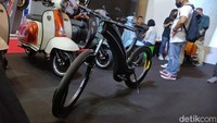 Sepeda listrik Reevo menggunakan frame unik yang tak biasa. Kendaraan tersebut tak menggunakan jari-jari di roda dan rantai sebagai komponen gerak. Jika diperhatikan dari jauh, desainnya menyerupai siluet dengan penuh lekukan. (Foto: Septian Farhan Nurhuda / detik.com)